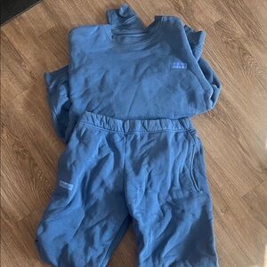 Set active sweatsuit in crisp size small